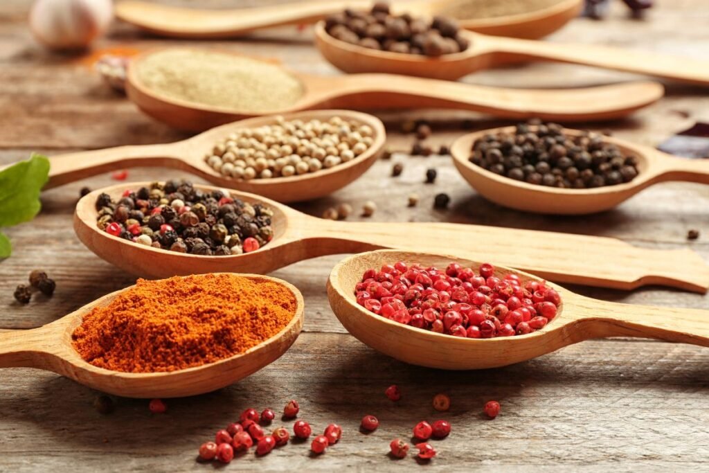 Pipirų rūšys: nuo juodojo aukso iki liežuvį stingdančių legendų. Kas iš tiesų slypi už aštrumo ir aromato?