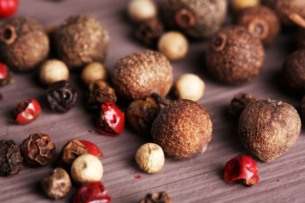 Pipirų rūšys: nuo juodojo aukso iki liežuvį stingdančių legendų. Kas iš tiesų slypi už aštrumo ir aromato?