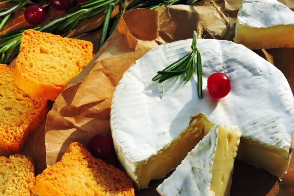 Šventiniai užkandžiai: keptas Camembert sūris su rozmarinais ir spanguolėmis