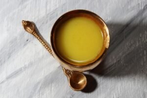 Ghee sviestas – skystasis auksas kūnui ar tiesiog brangūs riebalai gražiame stiklainyje?