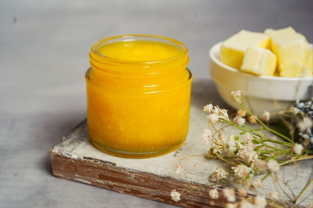 Ghee sviestas – skystasis auksas kūnui ar tiesiog brangūs riebalai gražiame stiklainyje?