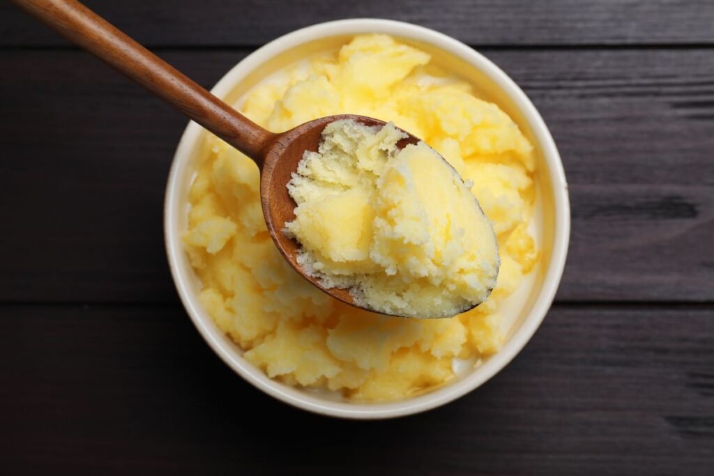 Ghee sviestas – skystasis auksas kūnui ar tiesiog brangūs riebalai gražiame stiklainyje?